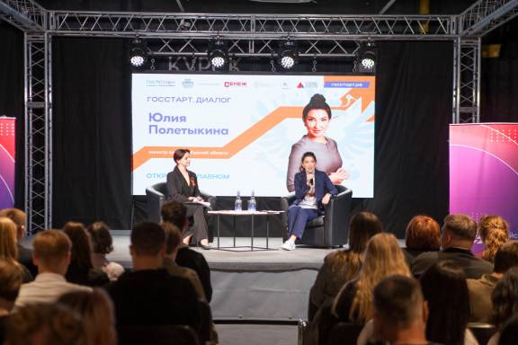 В преддверии Дня Победы Юлия Полетыкина встретилась со студентами