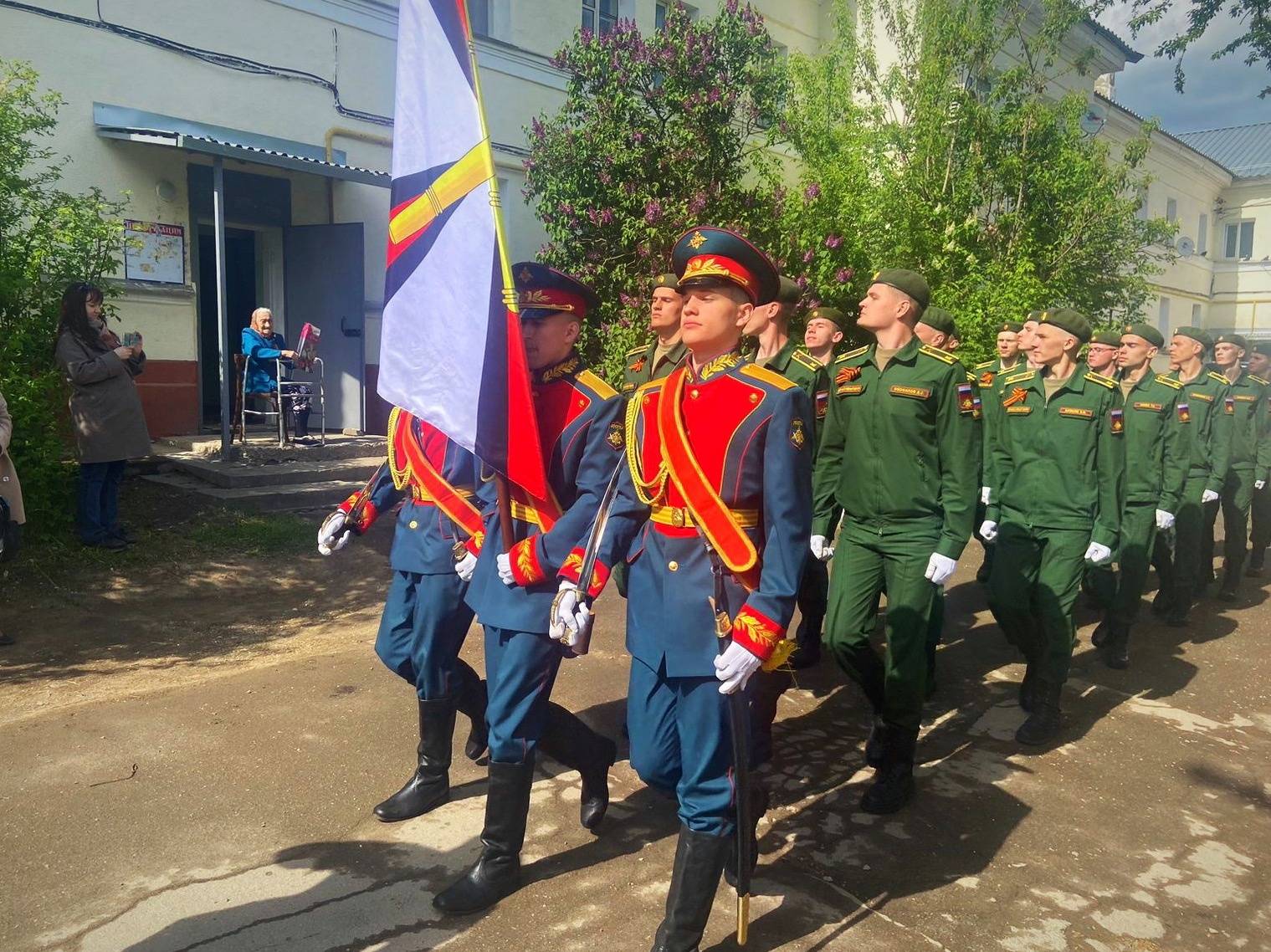 В городе-герое Тула торжественным маршем идут «Парады у дома Ветерана».