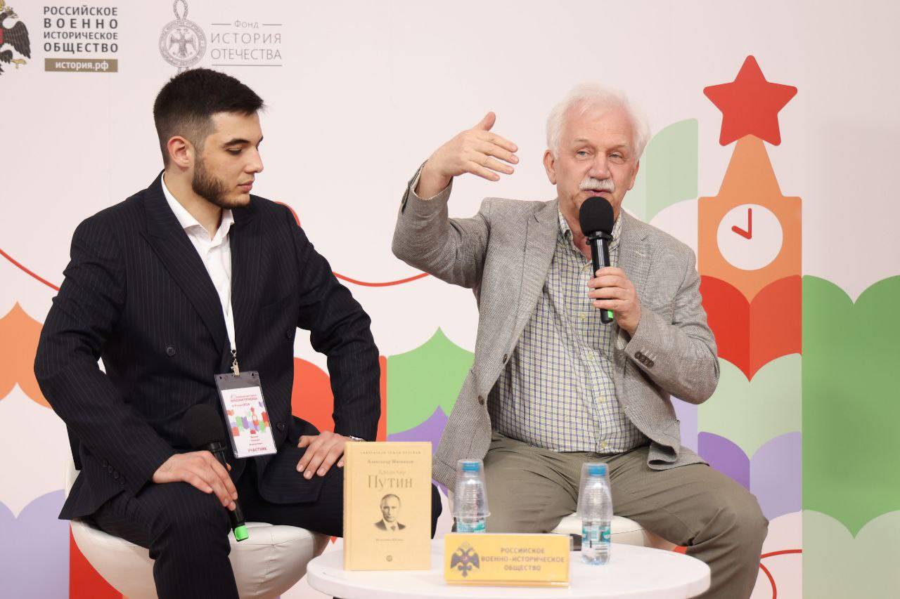 На фестивале «Красная площадь» презентовали книгу о Владимире Путине