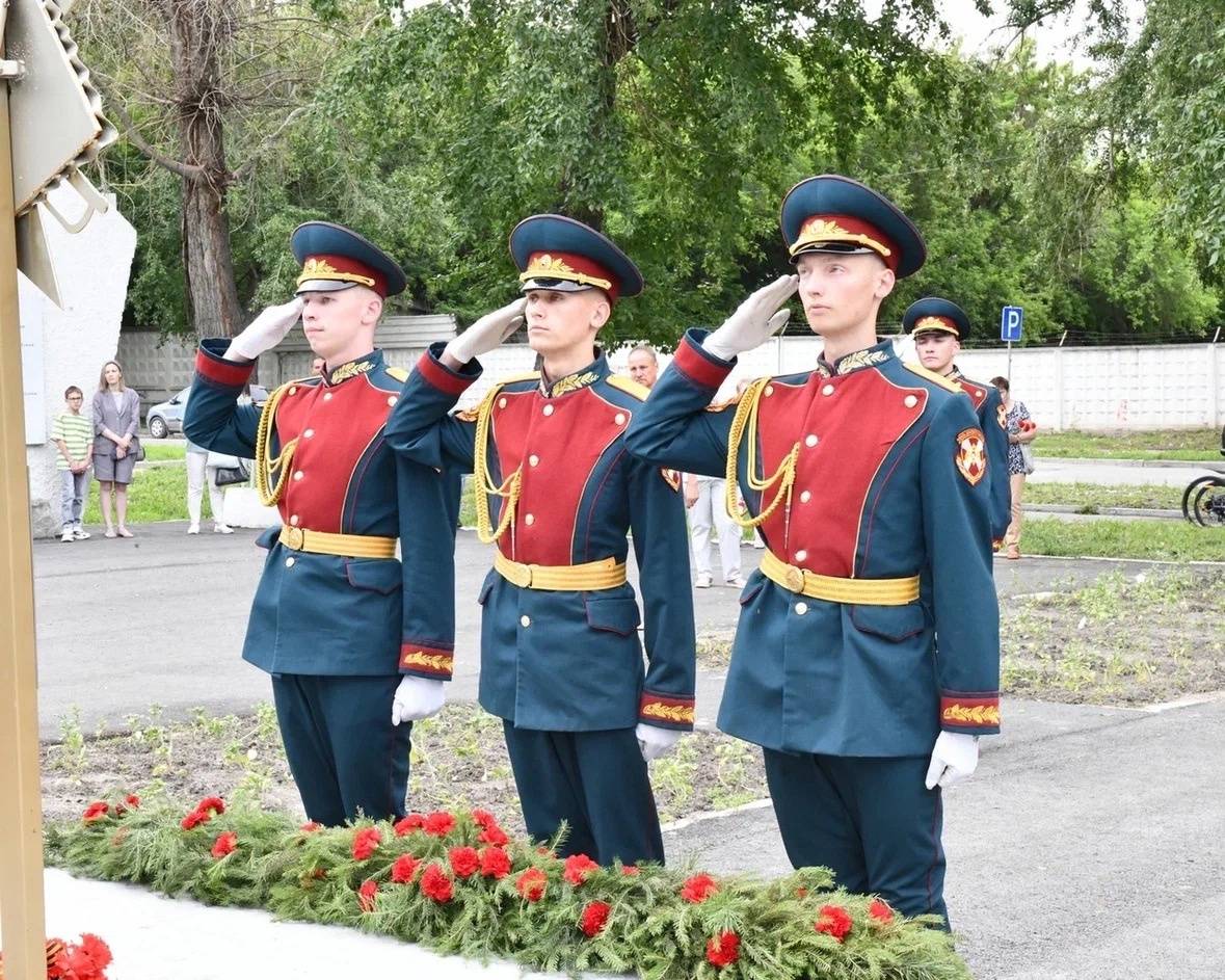 12 июня состоялось возложение цветов на воинском мемориале воинам 85-й Краснознаменной Ленинградско-Павловской мотострелковой дивизии и 228-го Севастопольского ордена Александра Невского мотострелкового полка в Военном городке Новосибирска
