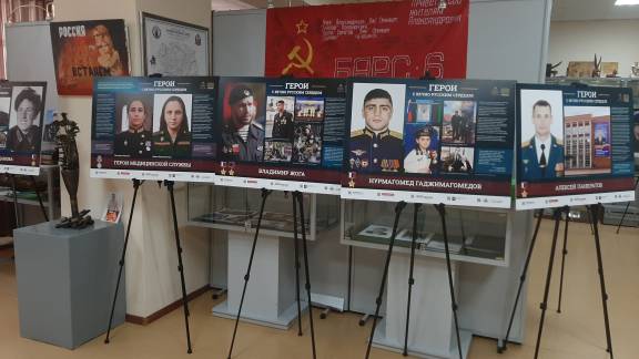 В историко-краеведческом музее Александровского района прошел показ выставки «Герои с вечно русским сердцем»