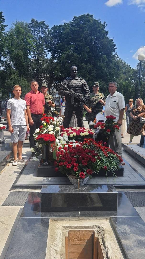 На Мемориале павших открыли памятник кавалеру ордена Мужества, прапорщику Евгению Пронину, погибшему в ходе СВО