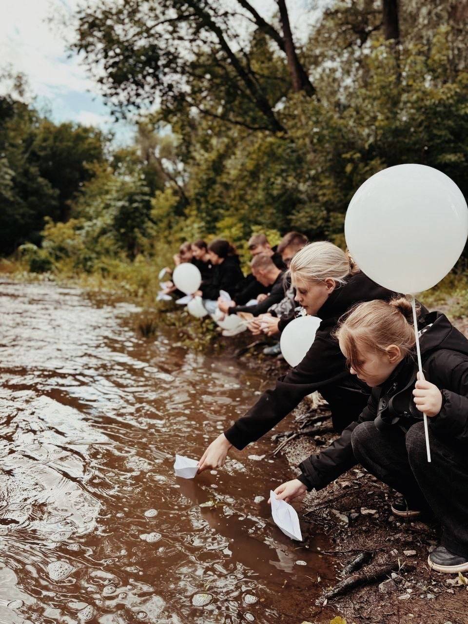 Волонтеры Культуры города Медногорска совместно с местным отделением "Движение Первых" приняли участие в акции «Памяти ангелов Донбасса»