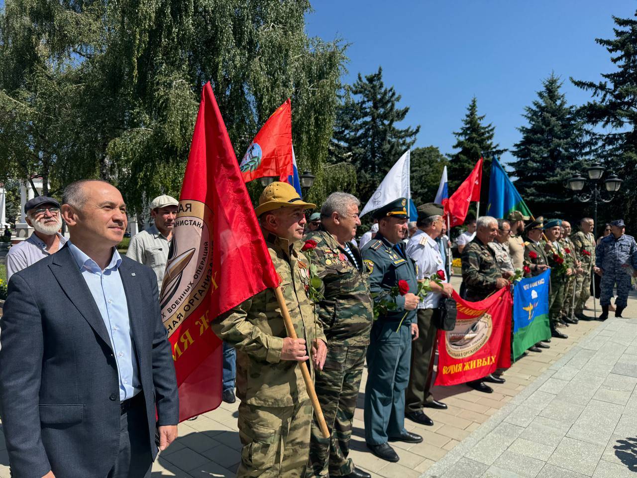 2 августа в Нальчике у мемориала "Вечный огонь славы" состоялся митинг, посвященный Дню Воздушно-десантных войск.