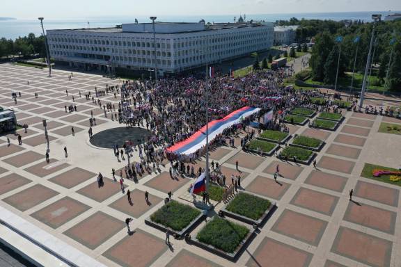 В День государственного флага России актив РО РВИО принял участие в торжественном митинге