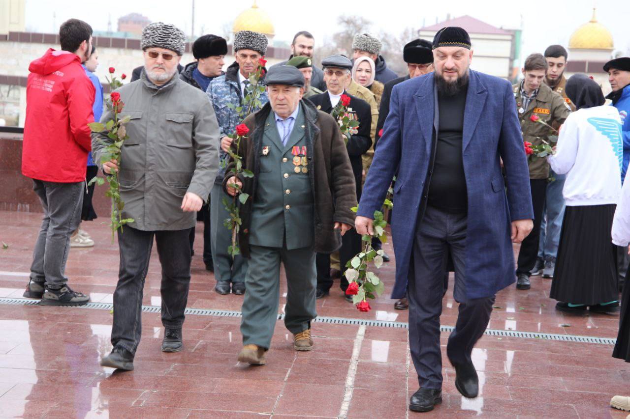 Заместитель руководителя РВИО в Чеченской Республике почтил память воинов, павших в Афганистане минутой молчания и возложением цветов к Вечному Огню