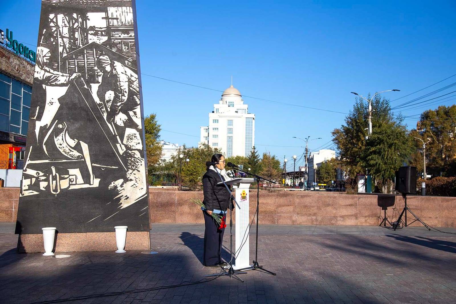 ВТОРОЙ МЕЖДУНАРОДНЫЙ ИСТОРИЧЕСКИЙ ФОРУМ «РОССИЯ И СТРАНЫ ВОСТОЧНОАЗИАТСКОГО РЕГИОНА» НАЧАЛСЯ С ВОЗЛОЖЕНИЯ ЦВЕТОВ К СТЕЛЕ «ЧИТА – ГОРОД ТРУДОВОЙ ДОБЛЕСТИ»