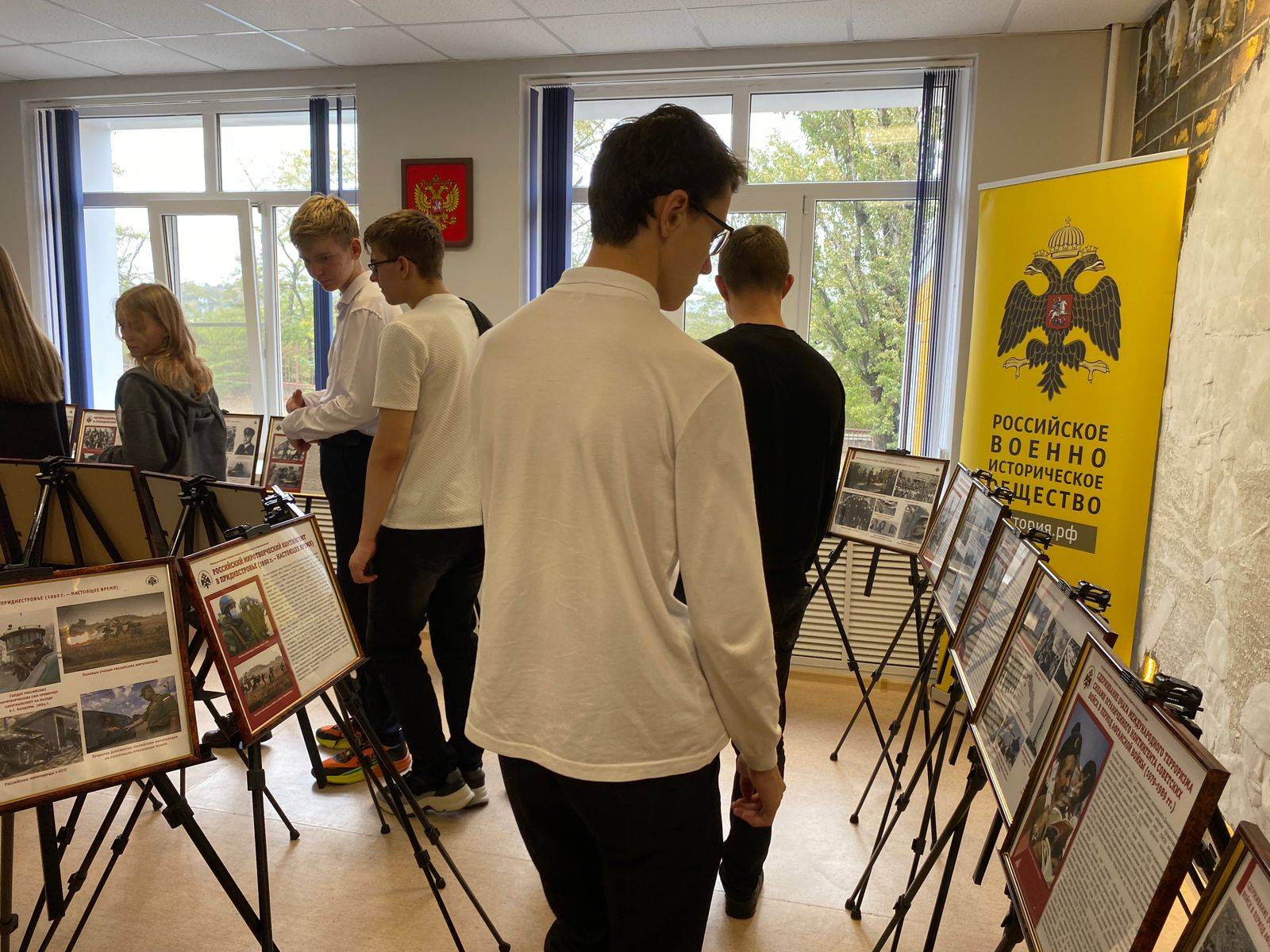 Школьники г. Ставрополя продолжают знакомство с выставочным проектом «За други своя» РО РВИО СК