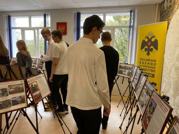 Школьники г. Ставрополя продолжают знакомство с выставочным проектом «За други своя» РО РВИО СК