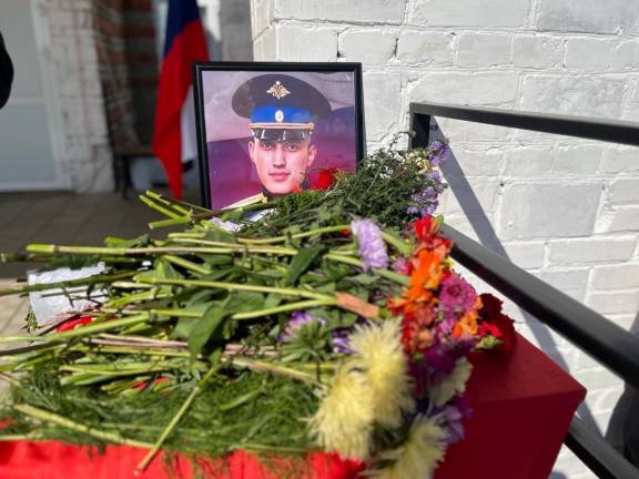 В Курганской области установлена мемориальная доска Герою России