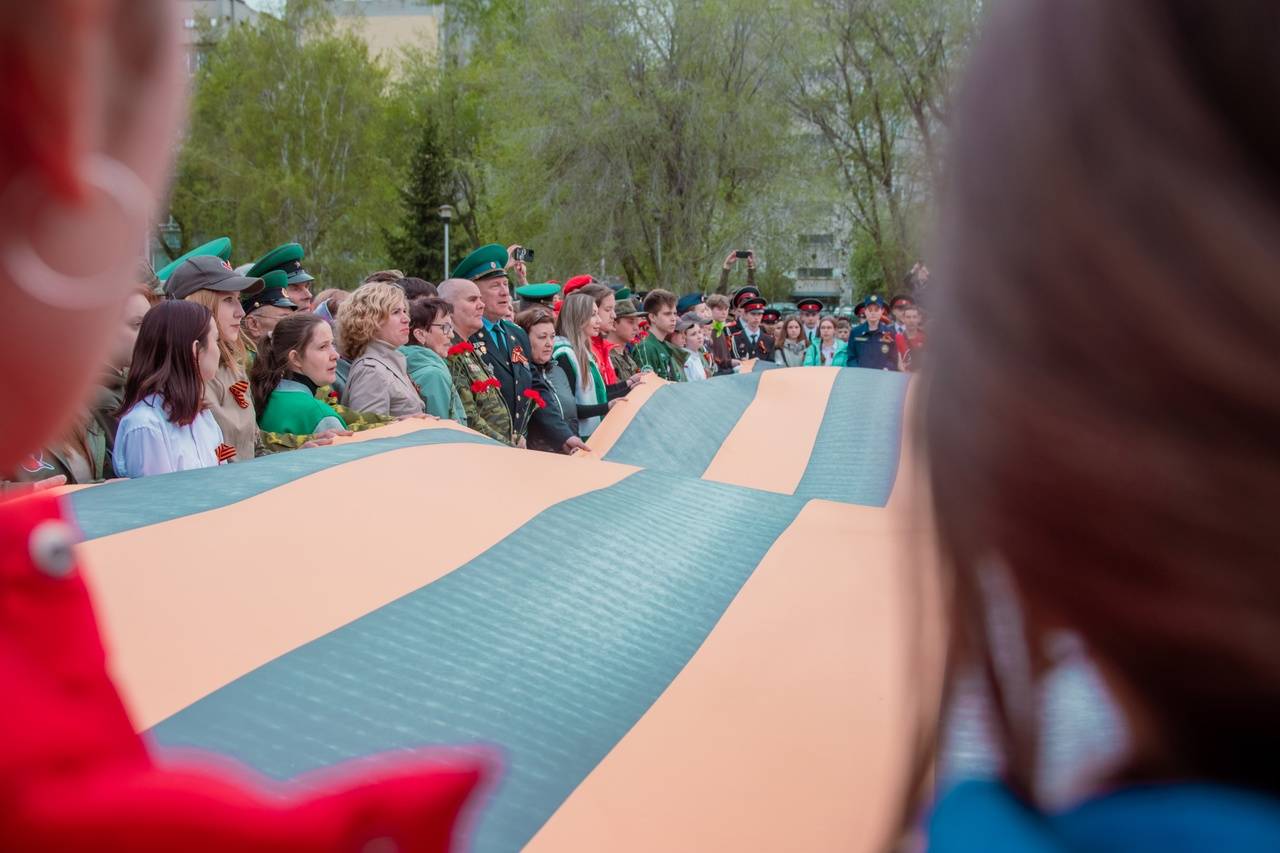 15-метровую георгиевскую ленту развернули в Кургане накануне Дня Победы