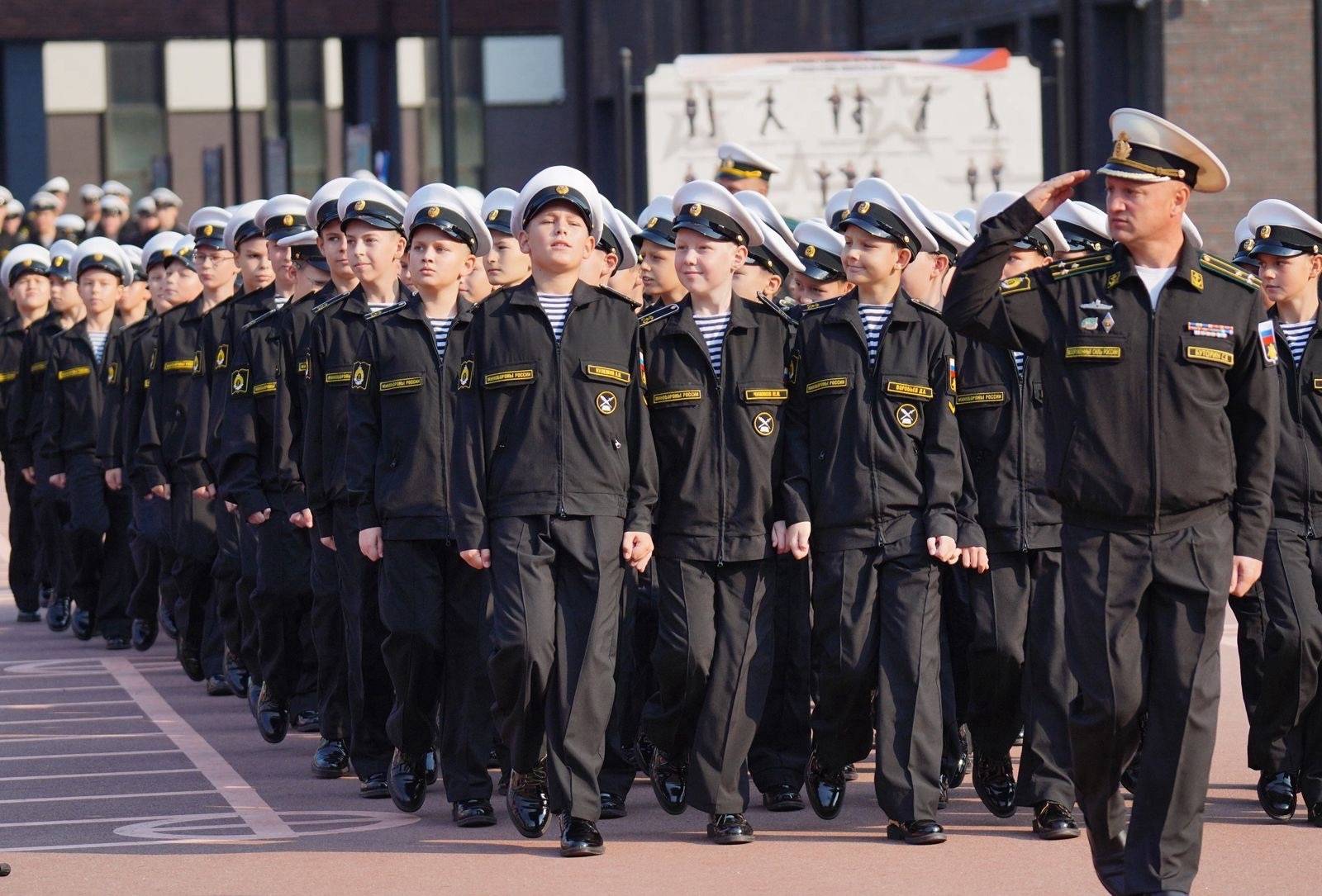 Руководители РВИО в Калининградской области поздравили  филиал Нахимовского ВМУ в Калининграде с четвёртой годовщиной со дня основания.