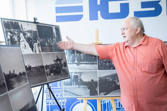 Председатель Совета РО РВИО Владимир Коровин провел экскурсию по новой фотовыставке, посвященной маневрам 1902 года