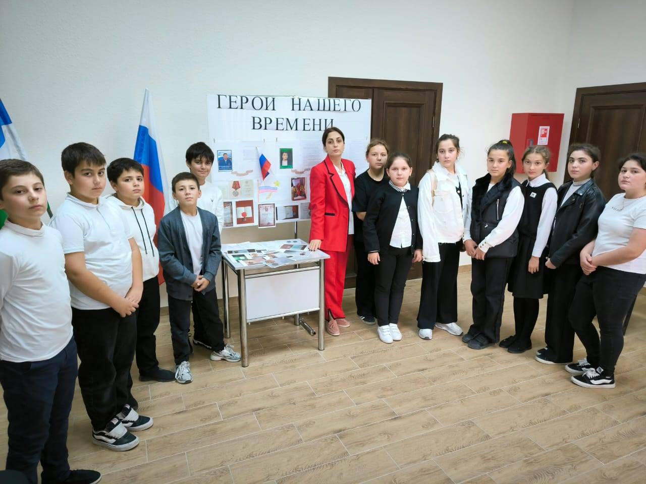 9 октябряВ СДК с. п. Аушигер, художественным руководителем был проведён классный час, посвященный патриотическому проекту "Стена героев"