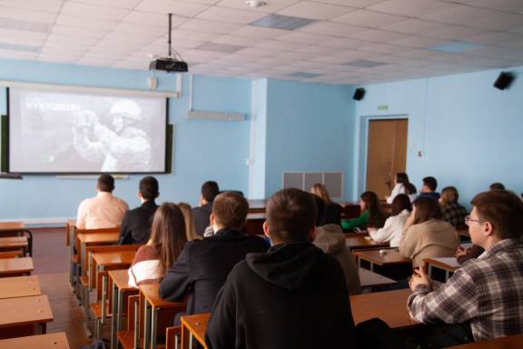 Курским студентам показали фильм о работе военных корреспондентов