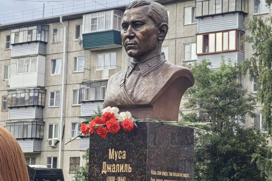 В Кургане открыли бюст поэту-фронтовику Мусе Джалилю