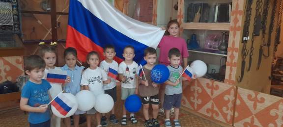 «День флага России: история и традиции праздника»