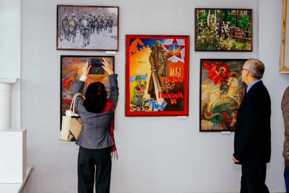 Председатель РО РВИО Игорь Олегович Петрищев в День Героев Отечества принял участие в открытие  патриотической художественной выставки «СВОЯ Палитра»