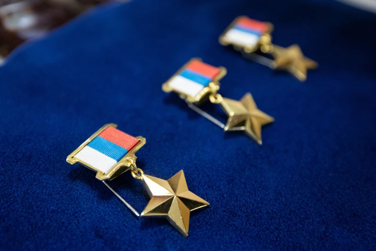 Открытие почетной доски Герою России Максиму Бахареву в Троицке