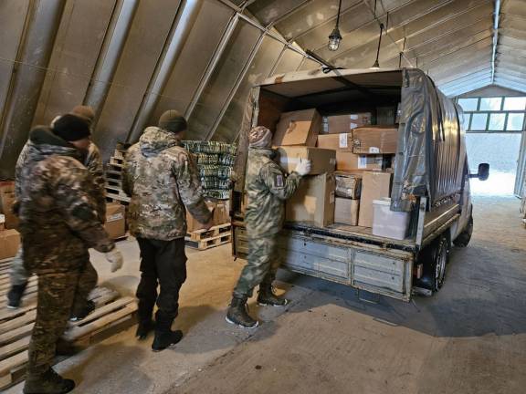 Десантникам из Орла передали партию тушенки и яблочного джема