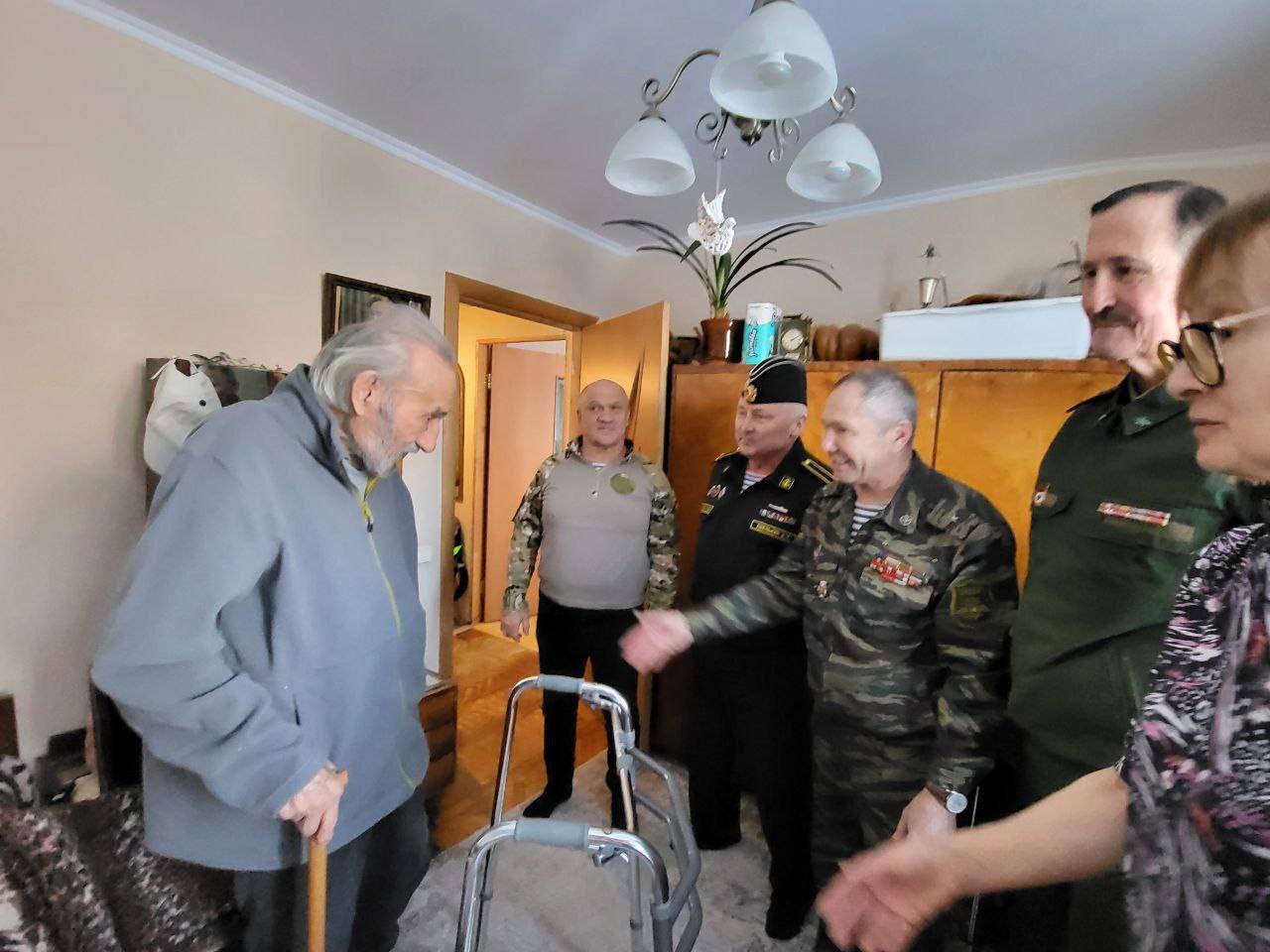 Встреча ветеранов боевых действий с ветераном Великой Отечественной войны