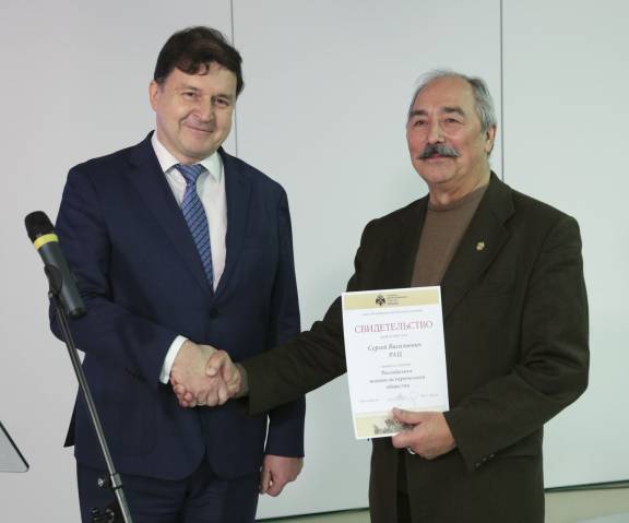 Юрий Носов вручил свидетельство Российского военно-исторического общества Сергею Рацу