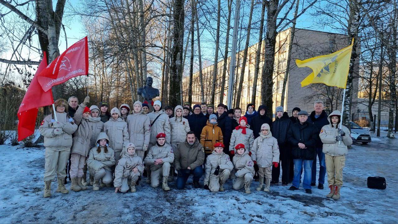 Бюст военачальника  объединяет поколения