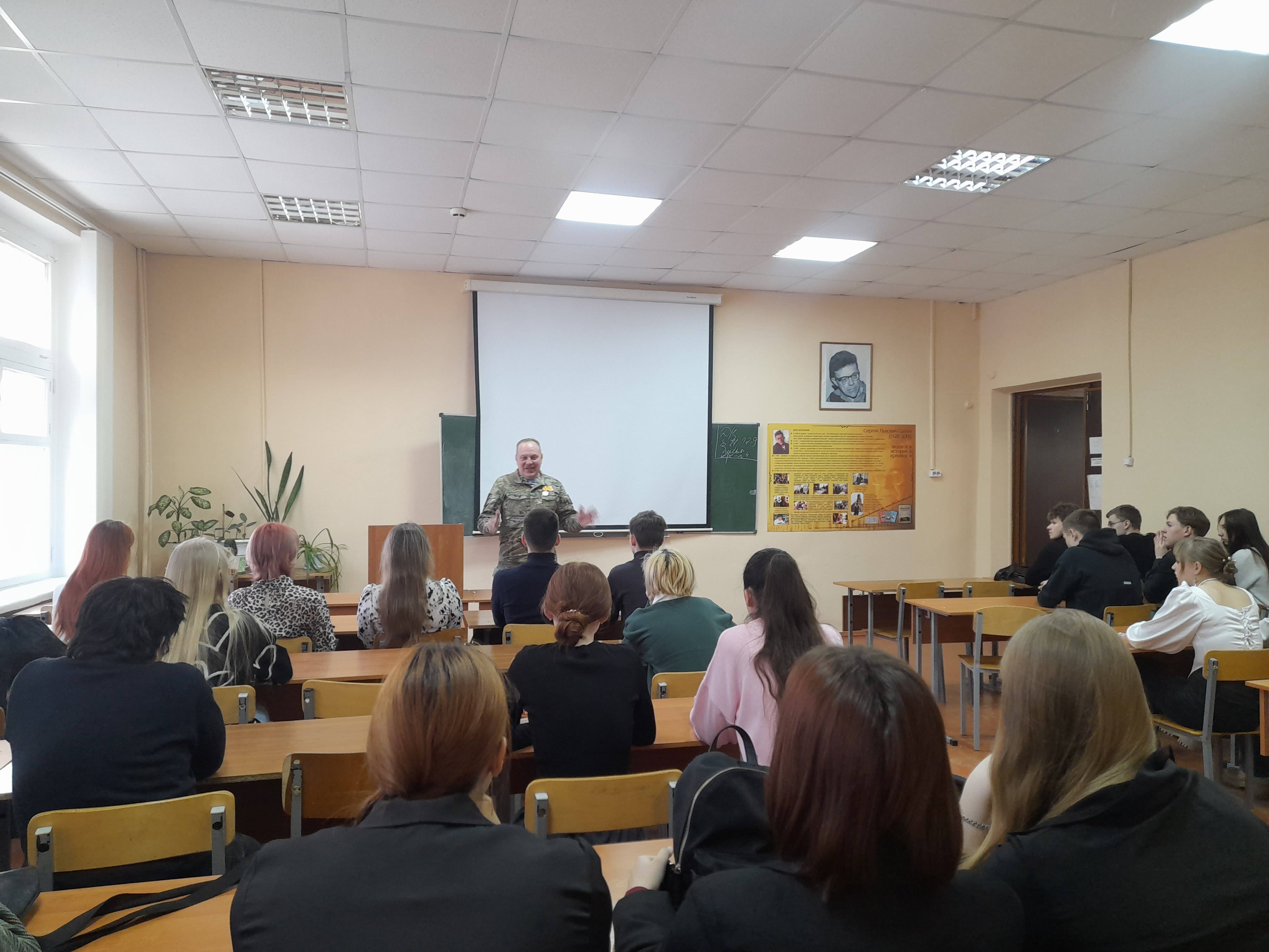 «Разговор о важном»: член Совета РО РВИО, участник СВО, руководитель Военно-исторического клуба «Боевые Искусства Кавалерии» Владимир Анатольевич Лукьянов встретился со студентами историко-филологического факультета УлГПУ им. И.Н. Ульянова.