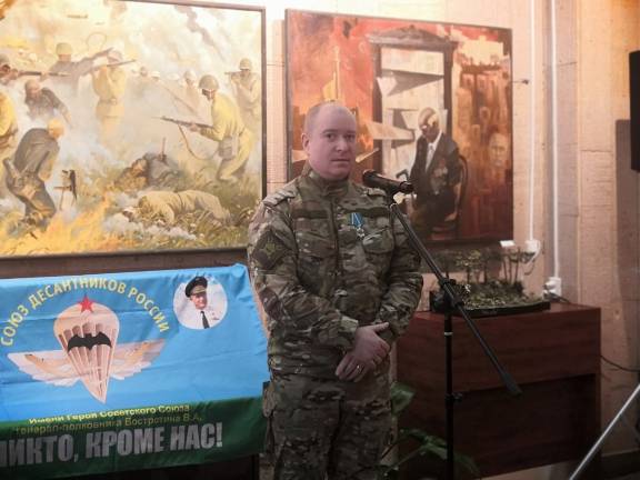 В Детской художественной школе № 1 работает выставка члена Союза художников России, участника СВО Дениса Гаврилейко