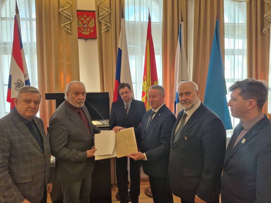 Вручение историко-биографического материала о жизни и деятельности нашего земляка Маршала Советского Союза Александра Михайловича Василевского.