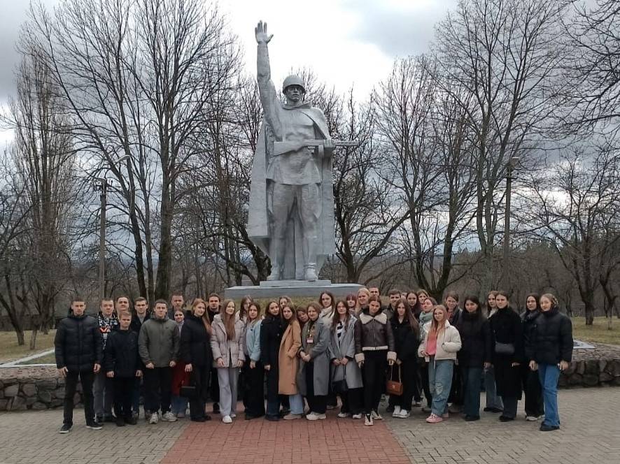 При содействии регионального отделения РВИО курские студенты побывали в памятных местах Курской области