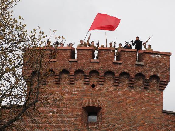 В Калининграде прошла реконструкция водружения красного знамени на башне "Дона".