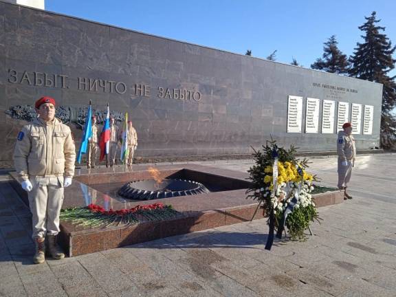 Митинг и ритуал возложения цветов, посвященных Году защитника Отечества и 80-летию Победы в Великой Отечественной войне 1941-1945 годов состоялся на площади 30-летия Победы