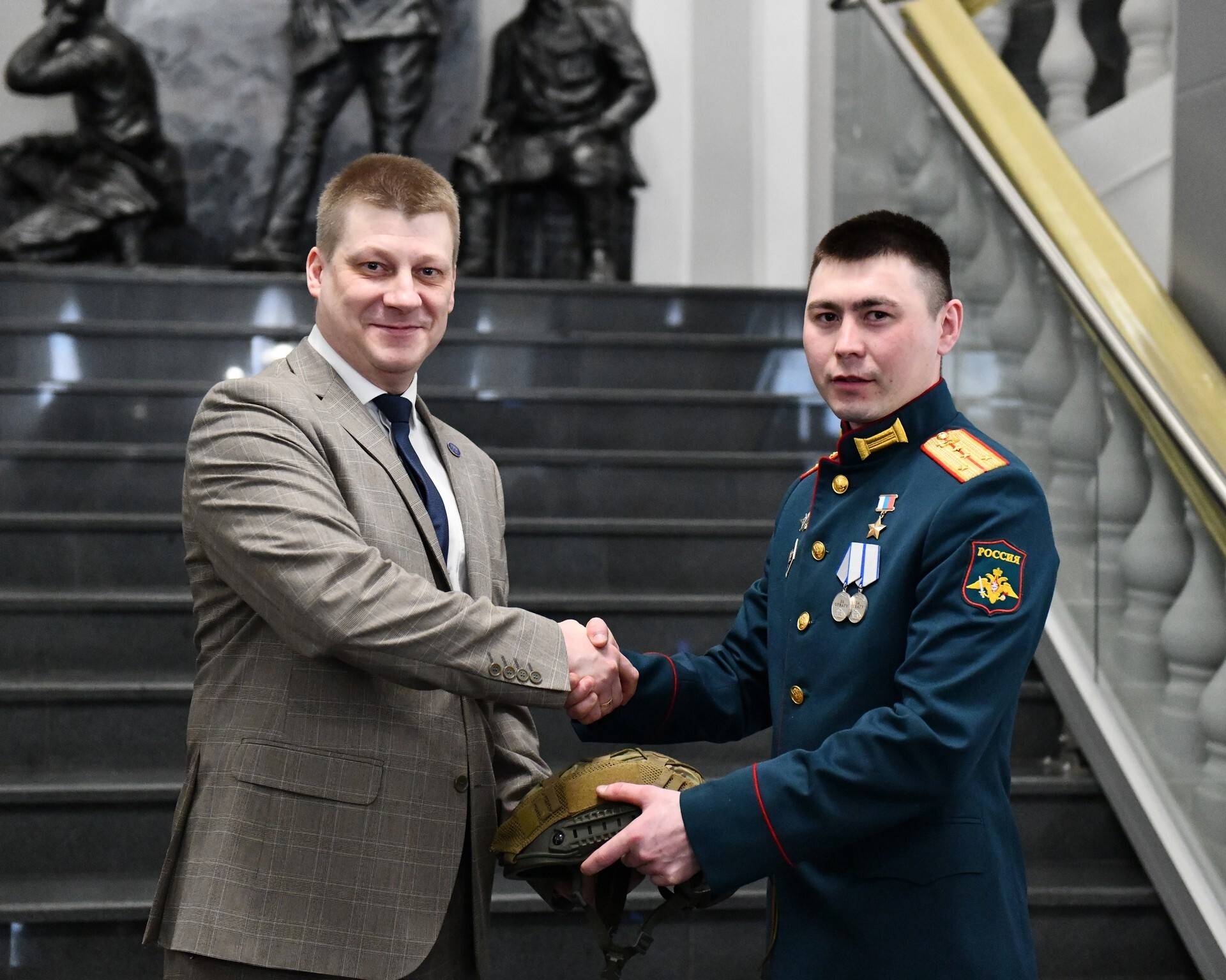 Торжественная церемония передачи военной реликвии – шлема танкиста Рустама Хасанова – Героя России, участника специальной военной операции