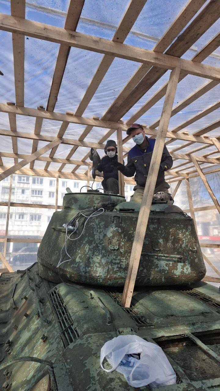 Субботник по приведению в порядок памятника-танка.