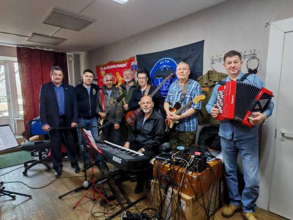 У военно-патриотического ансамбля  "Второе дыхание" новые музыкальные инструменты