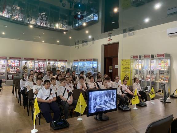 Памяти жертв геноцида советского народа: в Ставрополе состоялся круглый стол для учащейся молодежи