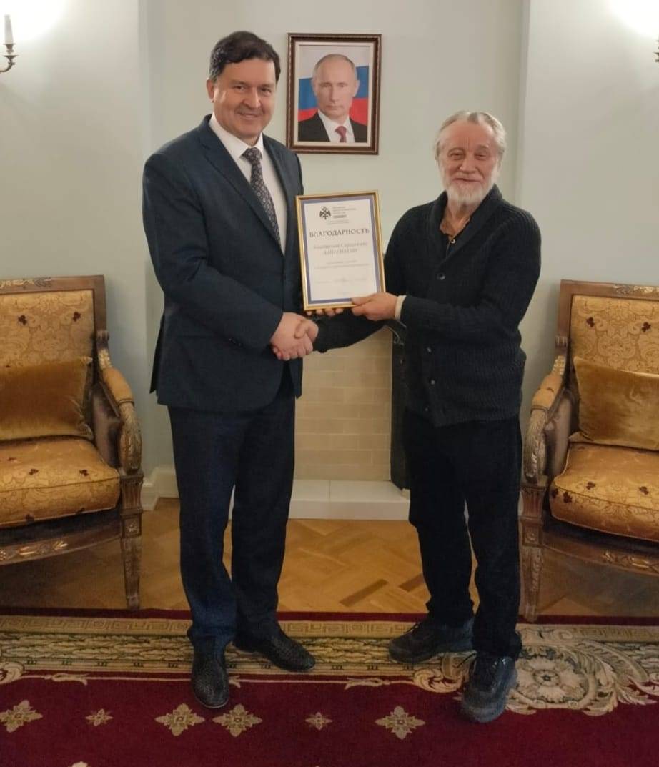 Художнику Анатолию Анненкову вручена благодарность Санкт-Петербургского регионального отделения РВИО