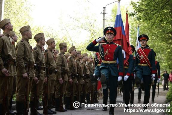 9 мая в Ульяновске прошёл Парад у дома ветерана Великой Отечественной войны Владимира Петровича Графова. Ветерана поздравил Губернатор Алексей Юрьевич Русских.