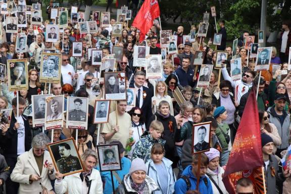 Председатель РО РВИО, ректор УлГПУ Игорь Петрищев, студенты и сотрудники УлГПУ приняли участие в акции «Бессмертный полк»