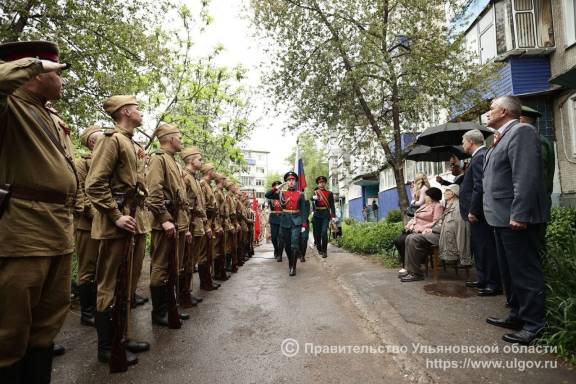 В Ульяновской области проходят парады у домов ветеранов.