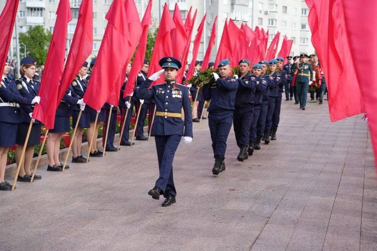 9 мая члены РО РВИО во главе с председателем отделения Игорем Петрищевым приняли участие в митинг-реквиеме и церемонии возложения Гирлянды памяти и венков к Вечному огню на площади 30-летия Победы города Ульяновска.