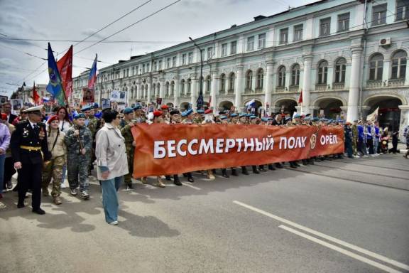 В Орле в Бессмертном полку прошли 37 тысяч человек