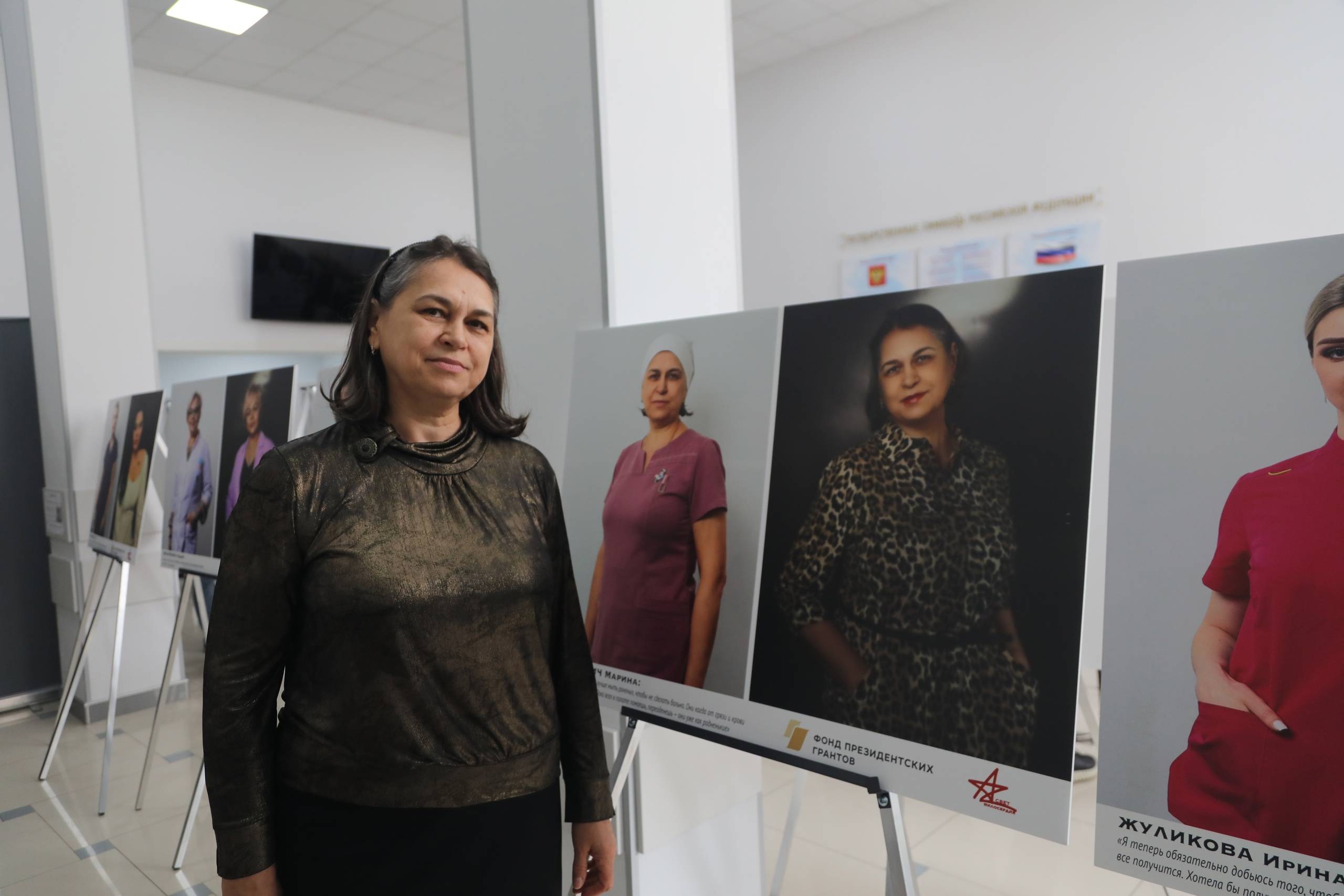 В Белгороде открыли передвижную фотовыставку, посвященную волонтёрам-медикам