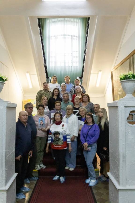 В Сарапуле прошла встреча с военным журналистом и поэтом Еленой Ивченко