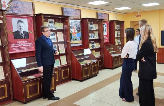 Член РВИО Олег Аргунов провел экскурсию по выставке к 80-летию Победы