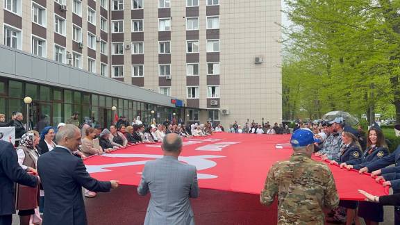 Знамя Победы развернули в Центральной больнице Махачкалы