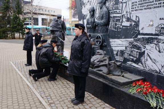 В Архангельске прошли церемонии возложения цветов к памятникам в честь героев Великой Отечественной войны