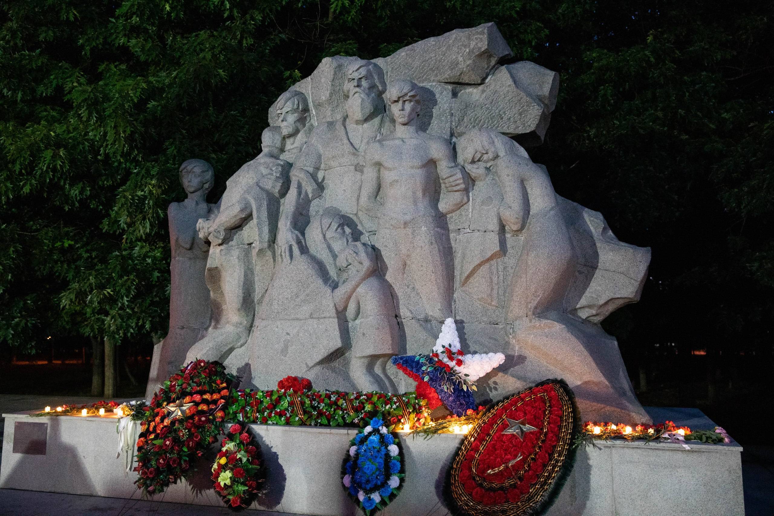В Краснодарском крае возложили цветы к мемориалам в День памяти и скорби.