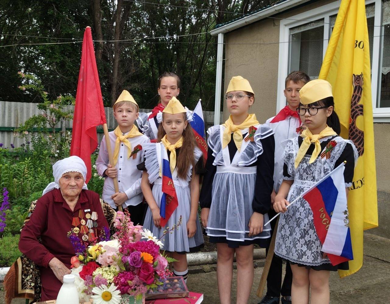 «Есть женщины в русских селеньях»: члены клуба «Юный патриот» РО РВИО СК поздравили свою землячку со 100-летним юбилеем